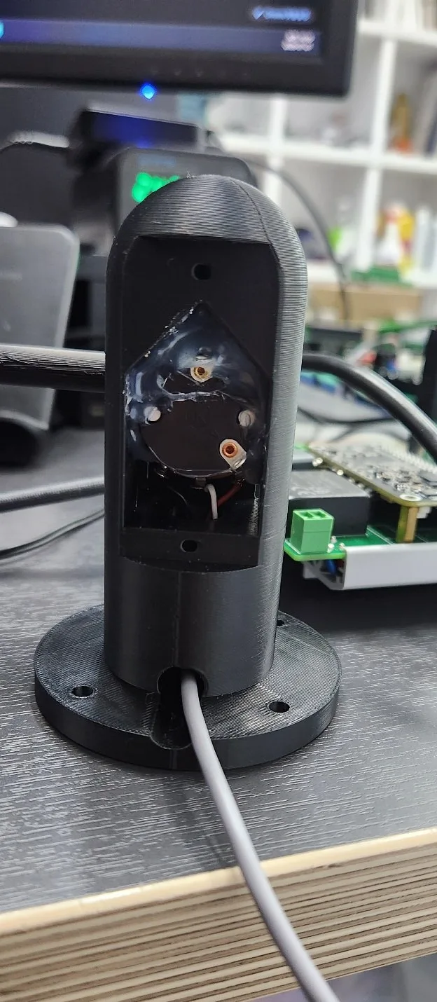 Rear of the pillar - the potentiometer seated in its compartment under the 45° roof