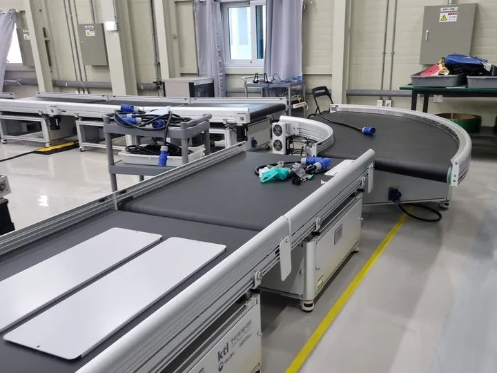 Straight, curved, and inclined conveyor configuration at the site