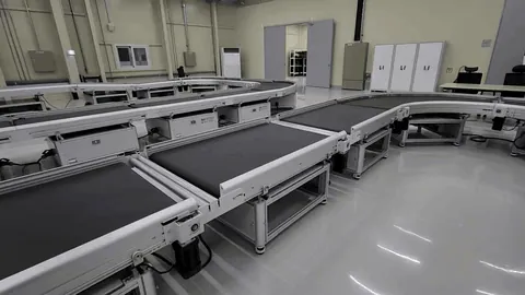 Modular conveyor belt system connecting straight, curved, and inclined conveyors