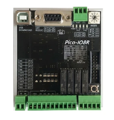 통신 포트와 입출력 단자대가 보이는 PICO-IO8R 보드