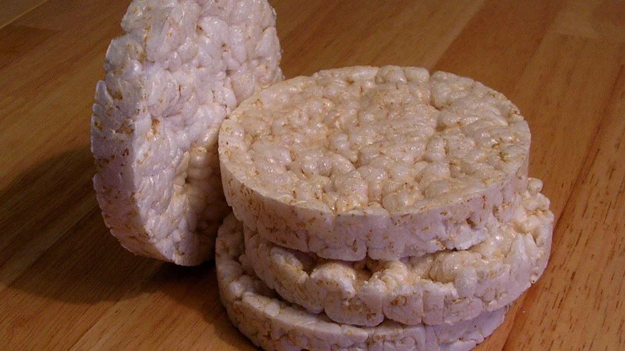 Puffed grain cakes made by a popping machine
